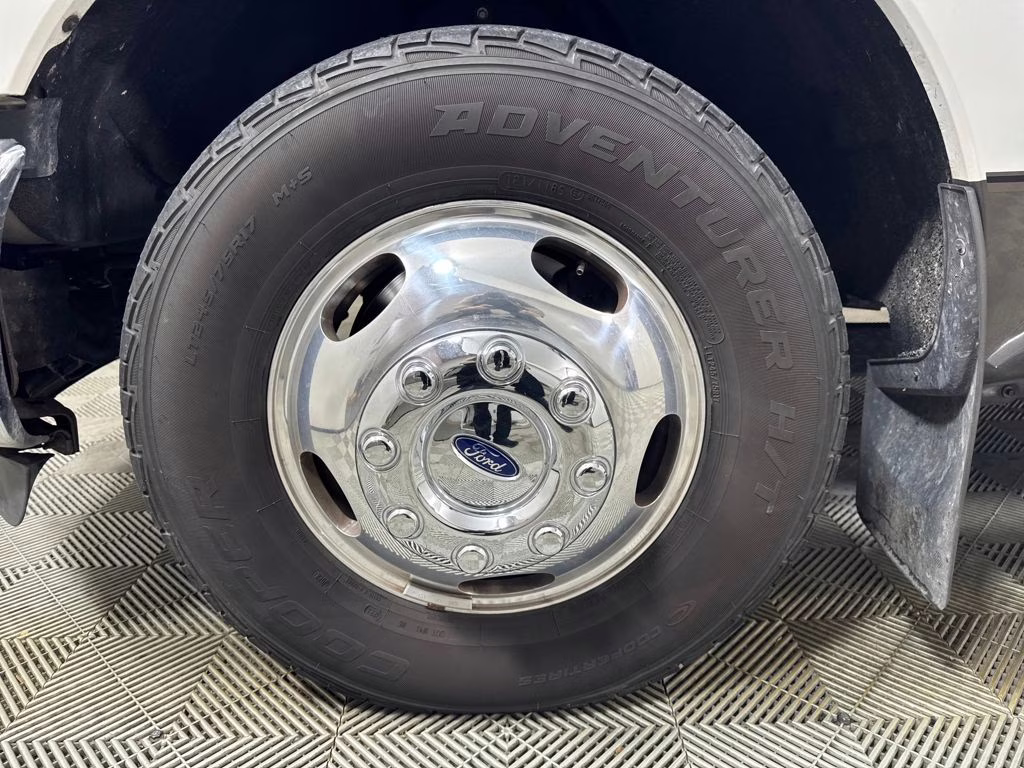 2016 White Platinum Metallic Tri-Coat Ford Super Duty F-350 DRW Lariat RWD Truck