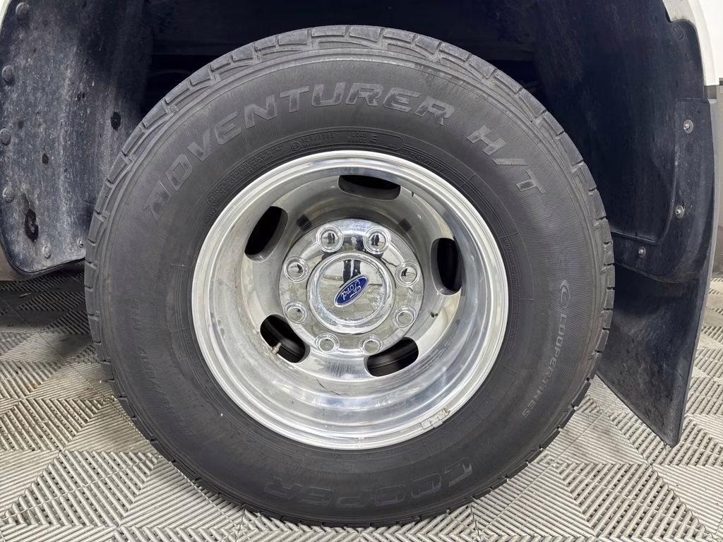 2016 White Platinum Metallic Tri-Coat Ford Super Duty F-350 DRW Lariat RWD Truck