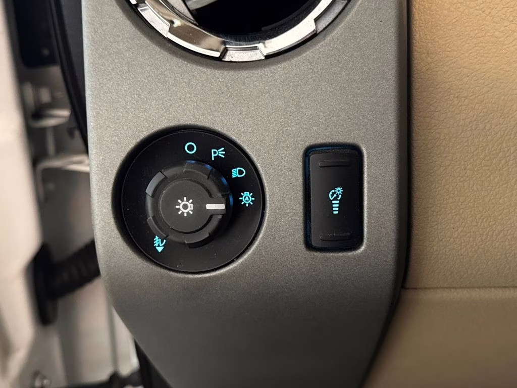 2016 White Platinum Metallic Tri-Coat Ford Super Duty F-350 DRW Lariat RWD Truck