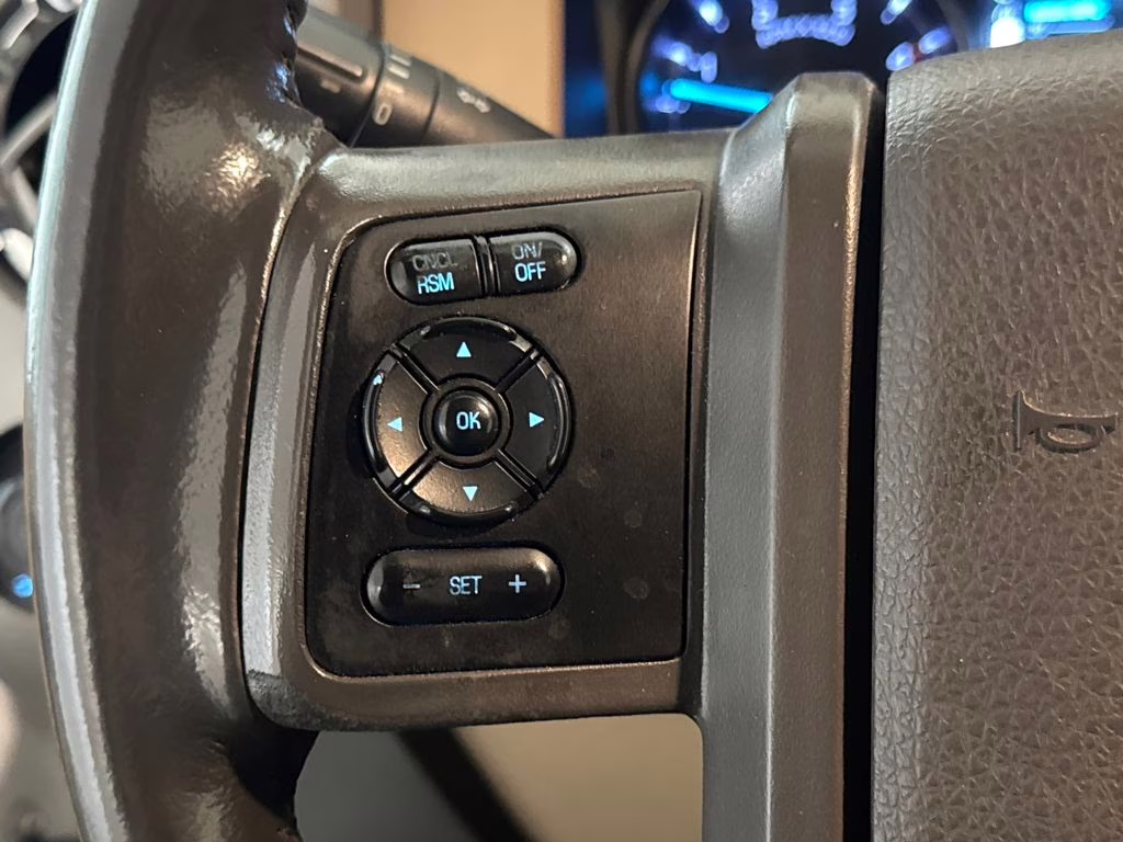 2016 White Platinum Metallic Tri-Coat Ford Super Duty F-350 DRW Lariat RWD Truck