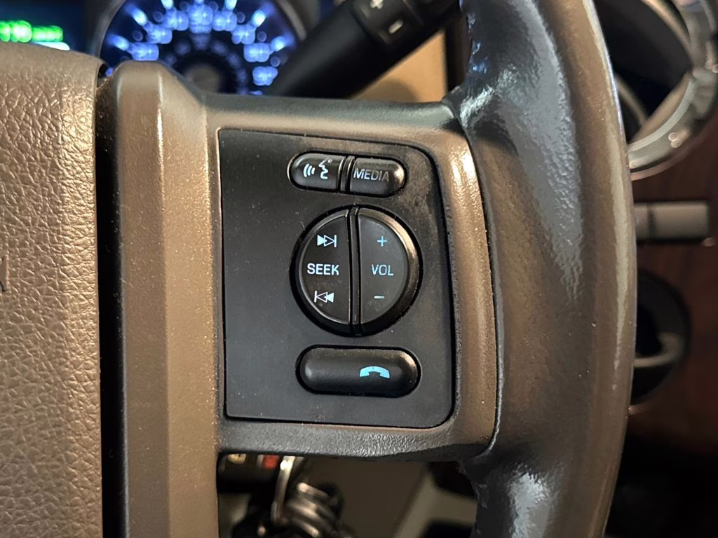 2016 White Platinum Metallic Tri-Coat Ford Super Duty F-350 DRW Lariat RWD Truck