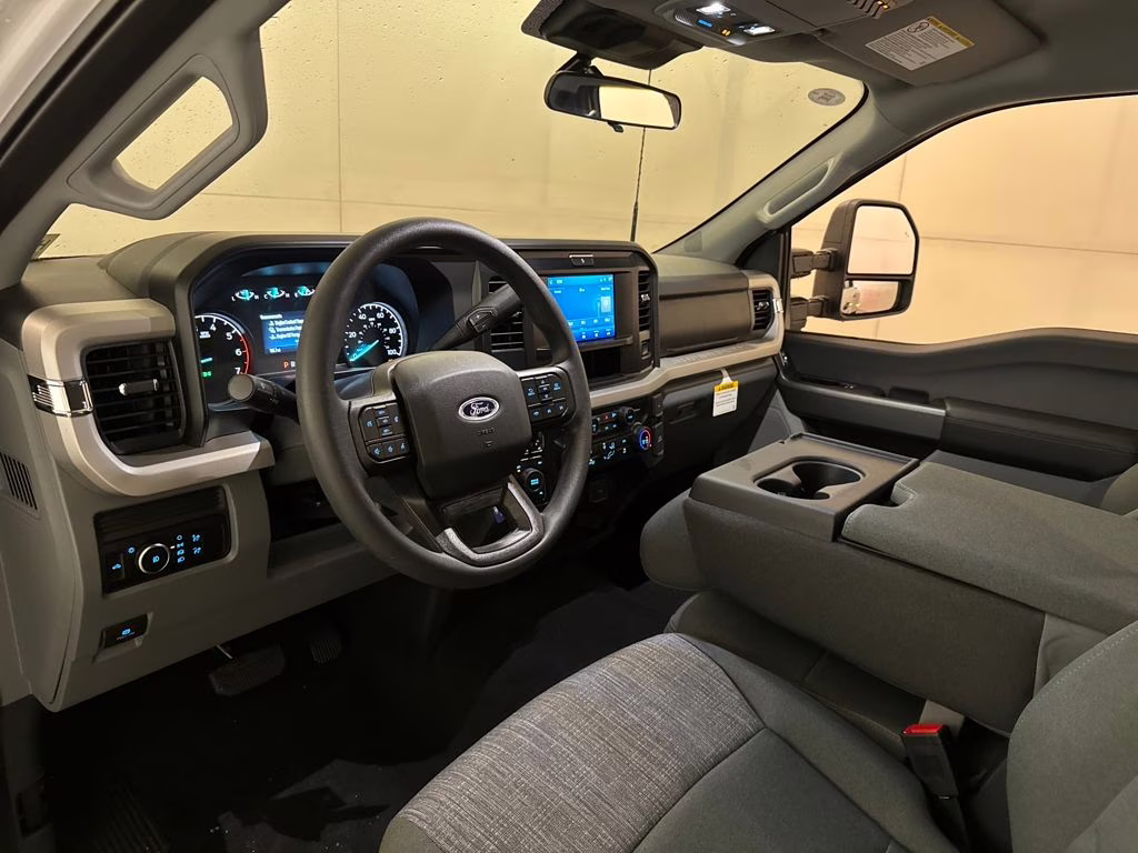 2026 Oxford White Ford Super Duty F-350 DRW XLT 4X4 Truck