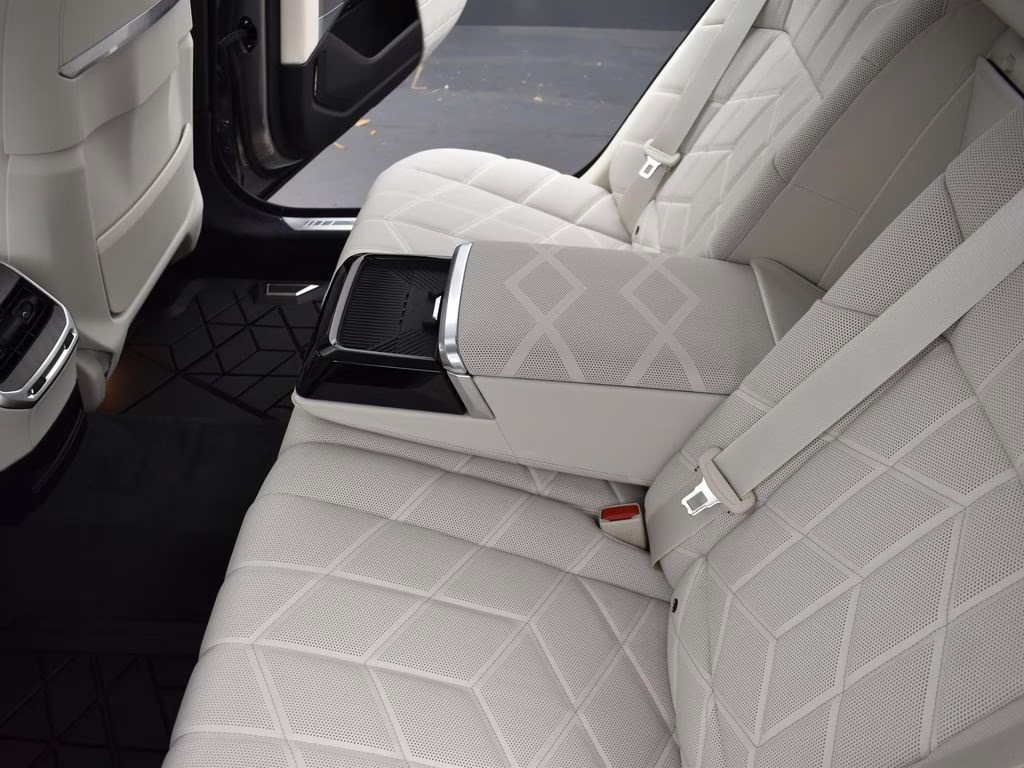 2025 Oxide Gray Metallic BMW i7 eDrive50 RWD Sedan