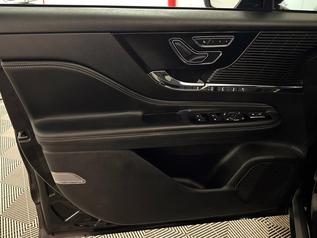 2022 Black Metallic Lincoln Corsair Standard FWD SUV