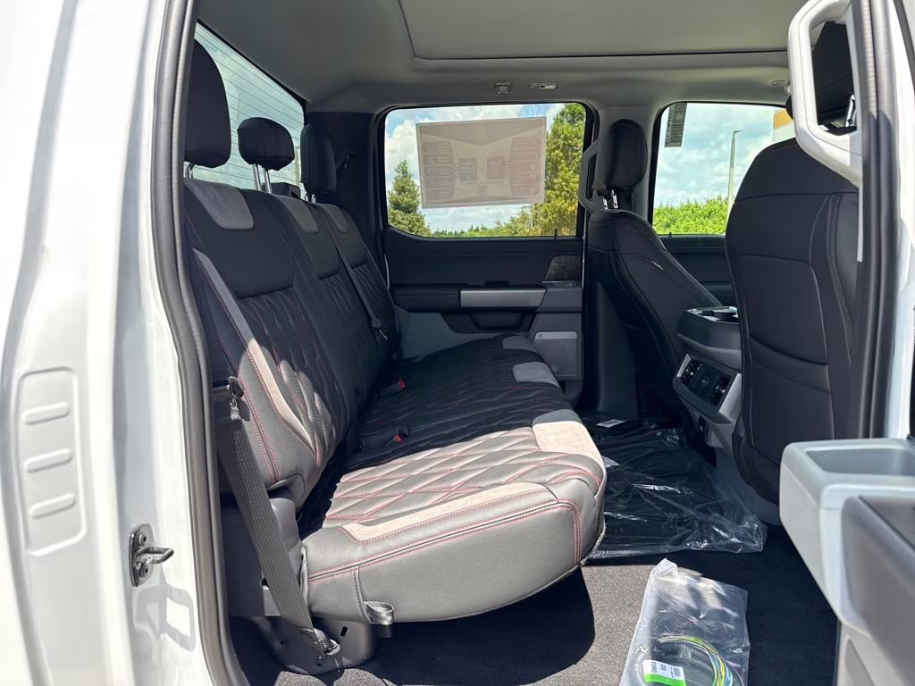 2025 Oxford White Ford Super Duty F-250 SRW XLT BLACKWIDOW 4X4 Truck