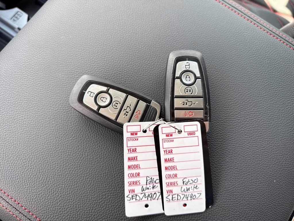 2025 Oxford White Ford Super Duty F-250 SRW XLT BLACKWIDOW 4X4 Truck