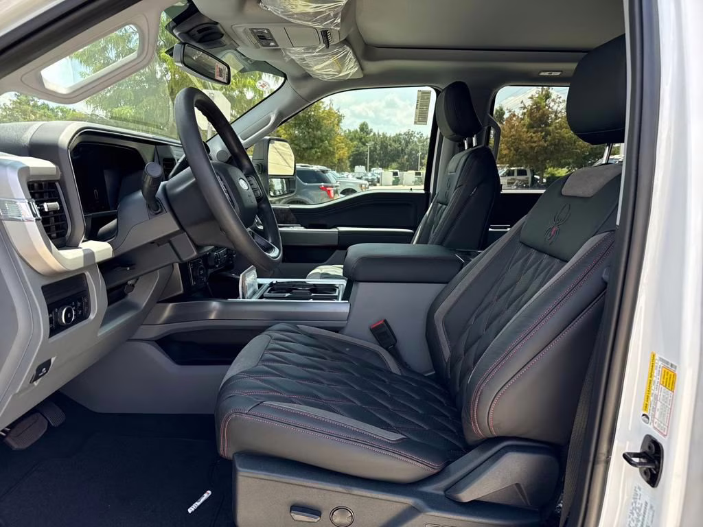 2025 Oxford White Ford Super Duty F-250 SRW XLT BLACKWIDOW 4X4 Truck