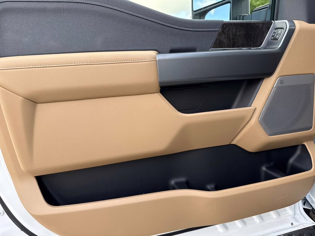 2026 Oxford White Ford Super Duty F-250 SRW Lariat 4X4 Truck