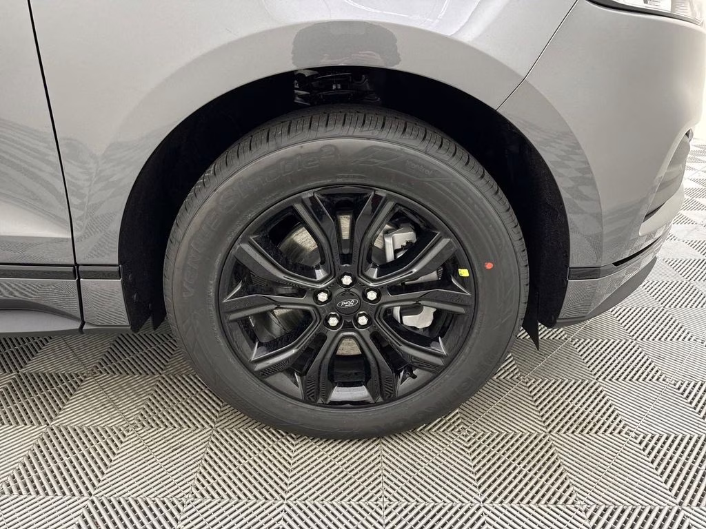 2024 Carbonized Gray Metallic Ford Edge SE AWD SUV