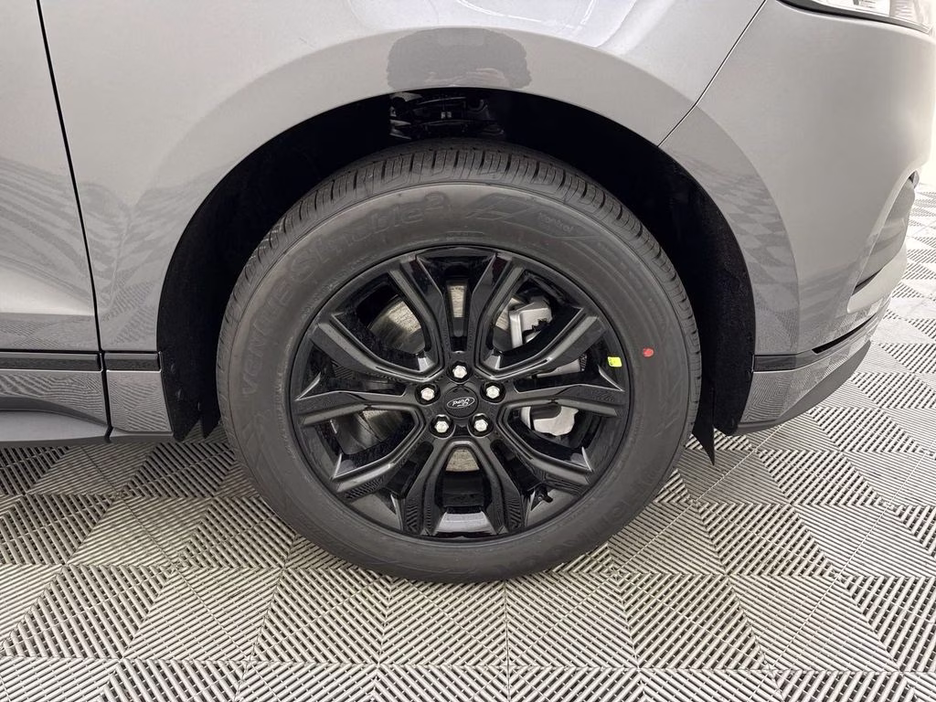 2024 Carbonized Gray Metallic Ford Edge SE AWD SUV