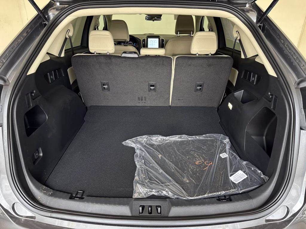 2024 Carbonized Gray Metallic Ford Edge SE AWD SUV
