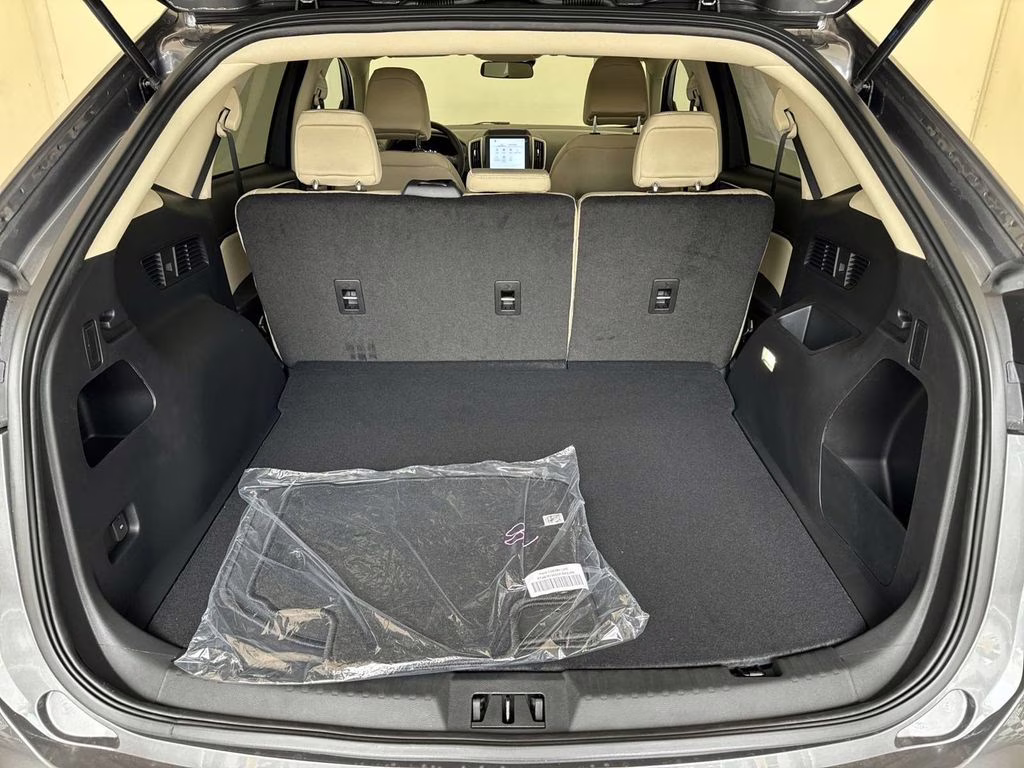 2024 Carbonized Gray Metallic Ford Edge SE AWD SUV