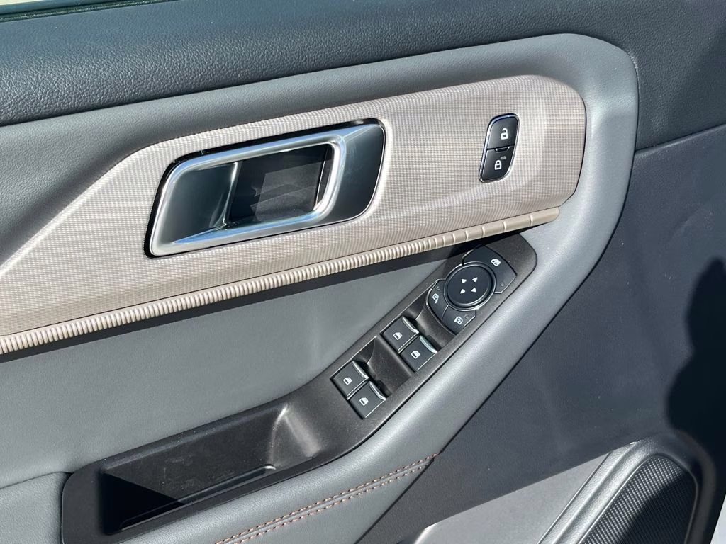 2026 Star White Metallic Tri-Coat Ford Explorer Active RWD SUV