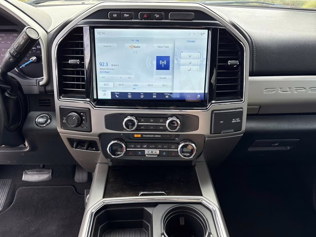 2022 White Metallic Ford Super Duty F-250 SRW Lariat 4X4 Truck