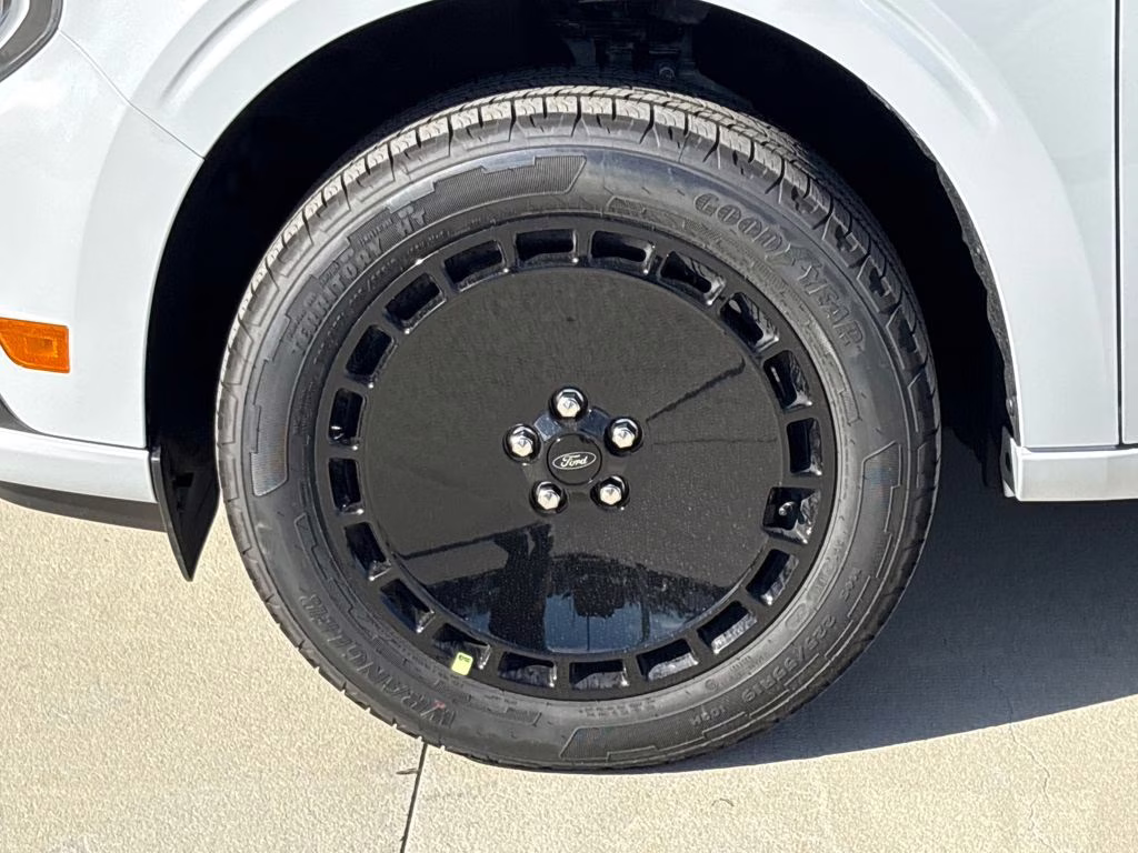 2026 Space White Metallic Ford Maverick Lobo Standard AWD Truck