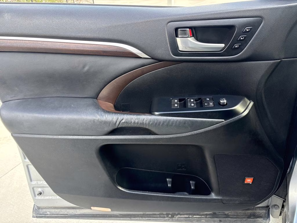 2015 Silver Sky Metallic Toyota Highlander Limited FWD SUV