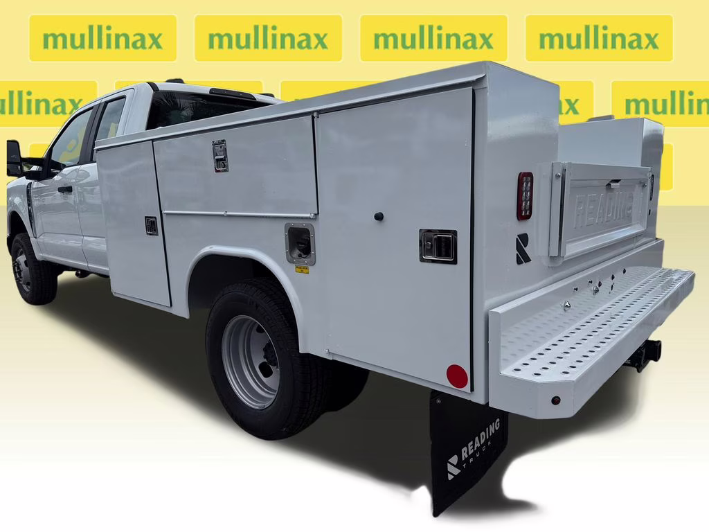 2025 Oxford White Ford Super Duty F-350 DRW XL 4X4 Chassis