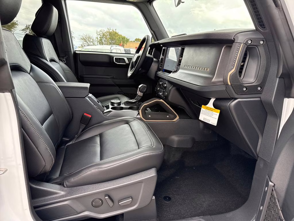 2025 Oxford White Ford Bronco Badlands 4X4 SUV