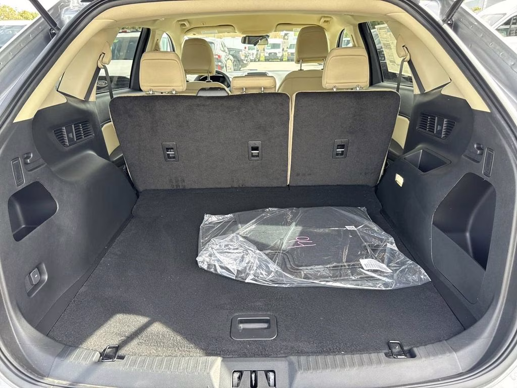 2024 Silver Metallic Ford Edge SE AWD SUV