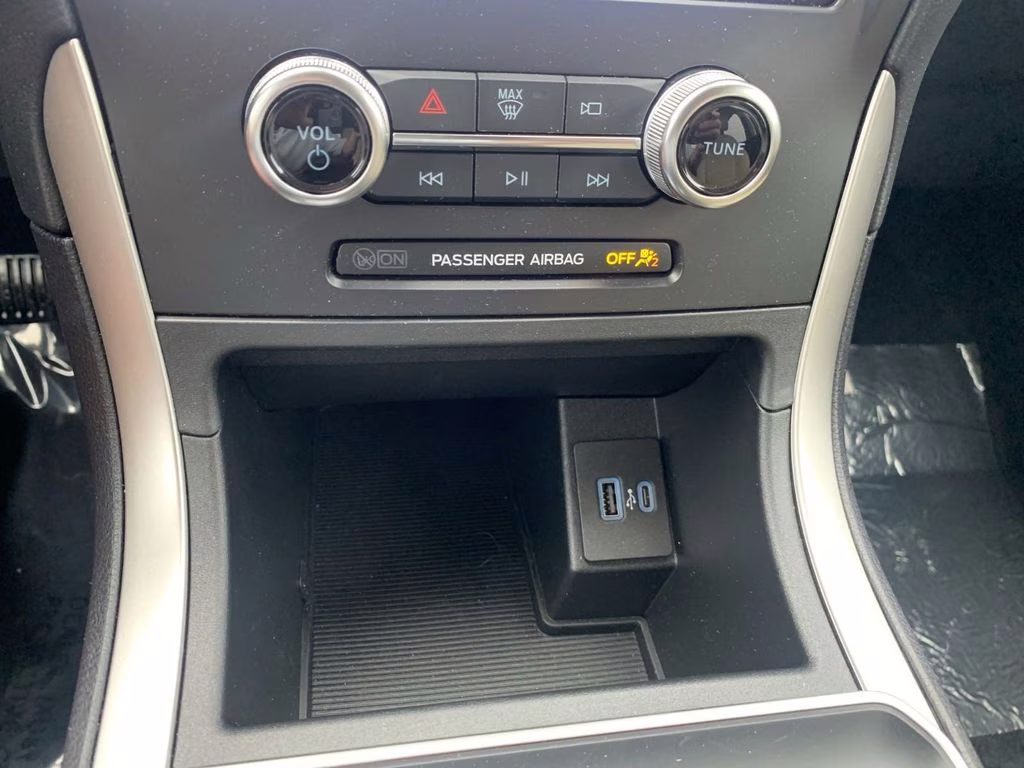 2024 Silver Metallic Ford Edge SE AWD SUV