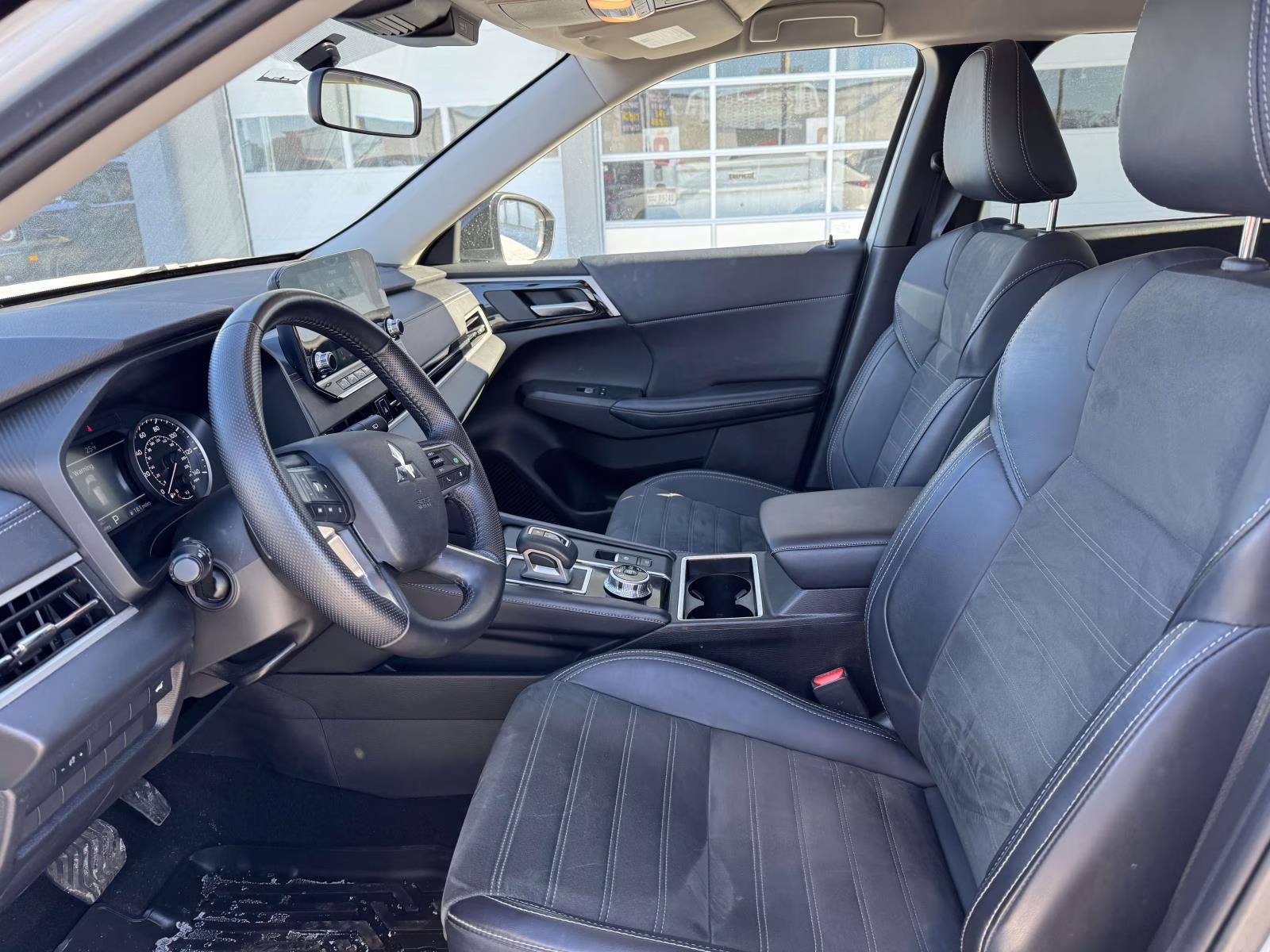 2024 White Mitsubishi Outlander SE FWD FWD SUV