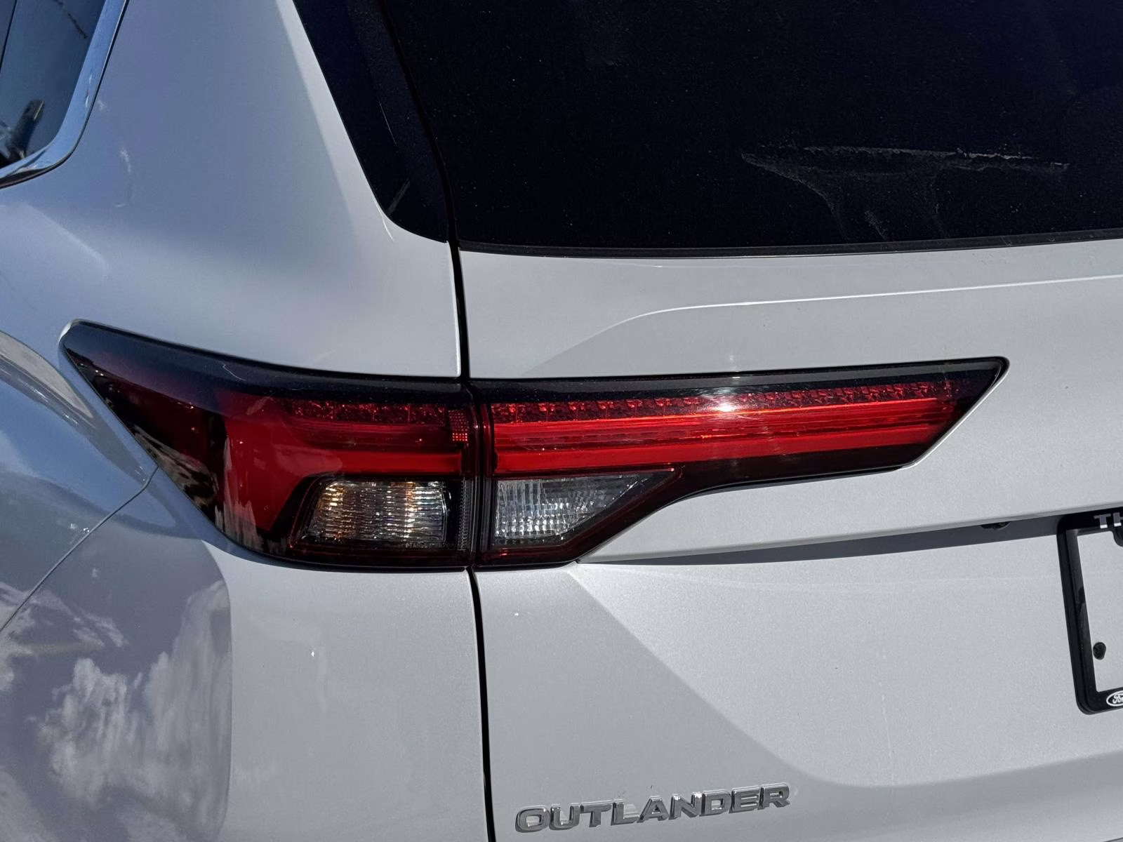 2024 White Mitsubishi Outlander SE FWD FWD SUV