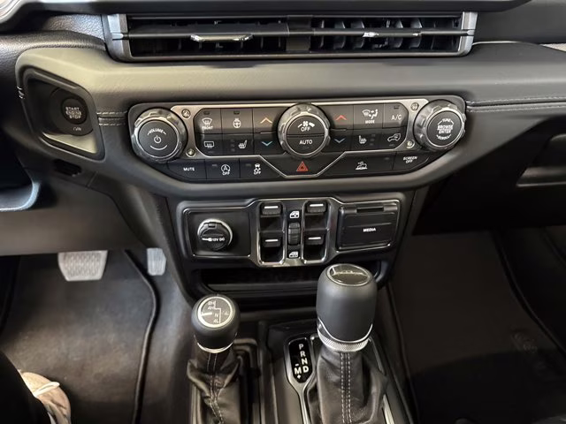 2026 Anvil Clearcoat Jeep Gladiator Sahara 4X4 Truck