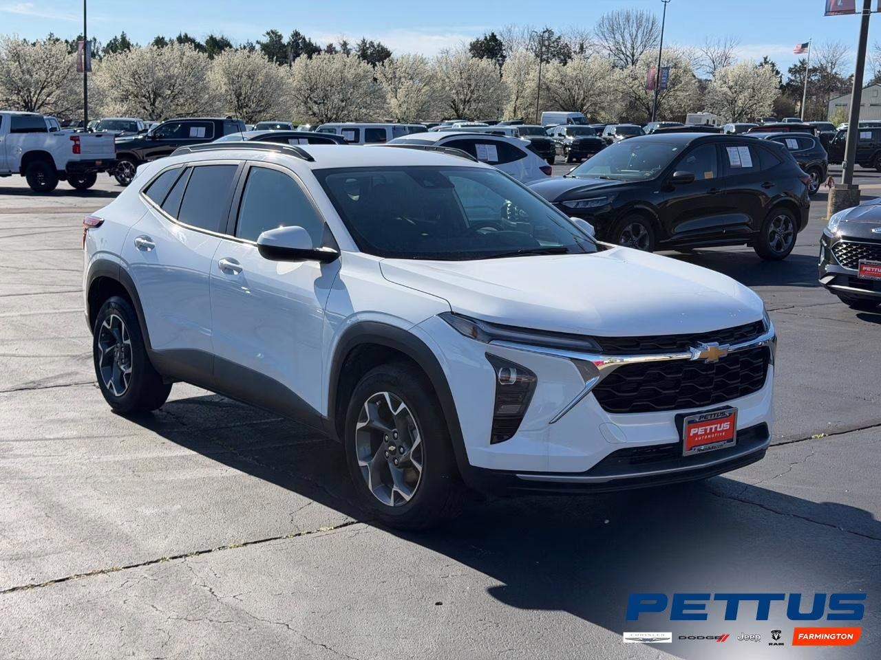 2025 Summit White Chevrolet Trax LT FWD SUV