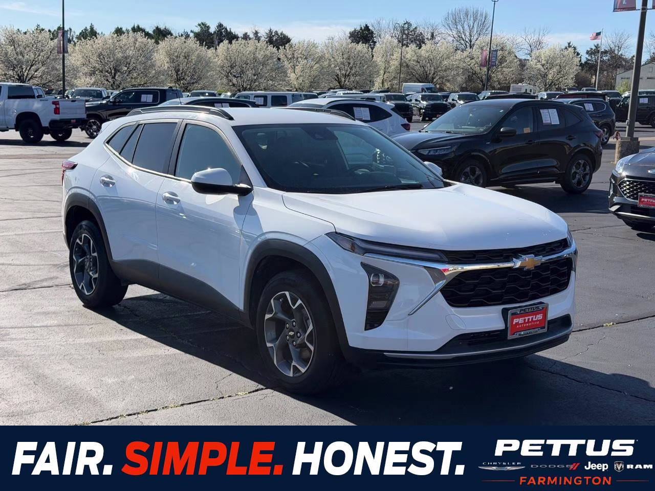 2025 Summit White Chevrolet Trax LT FWD SUV