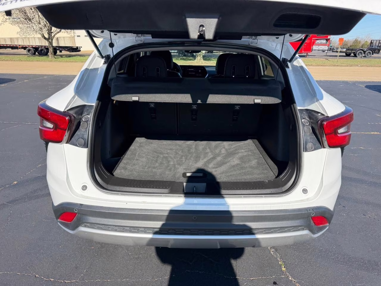 2025 Summit White Chevrolet Trax LT FWD SUV