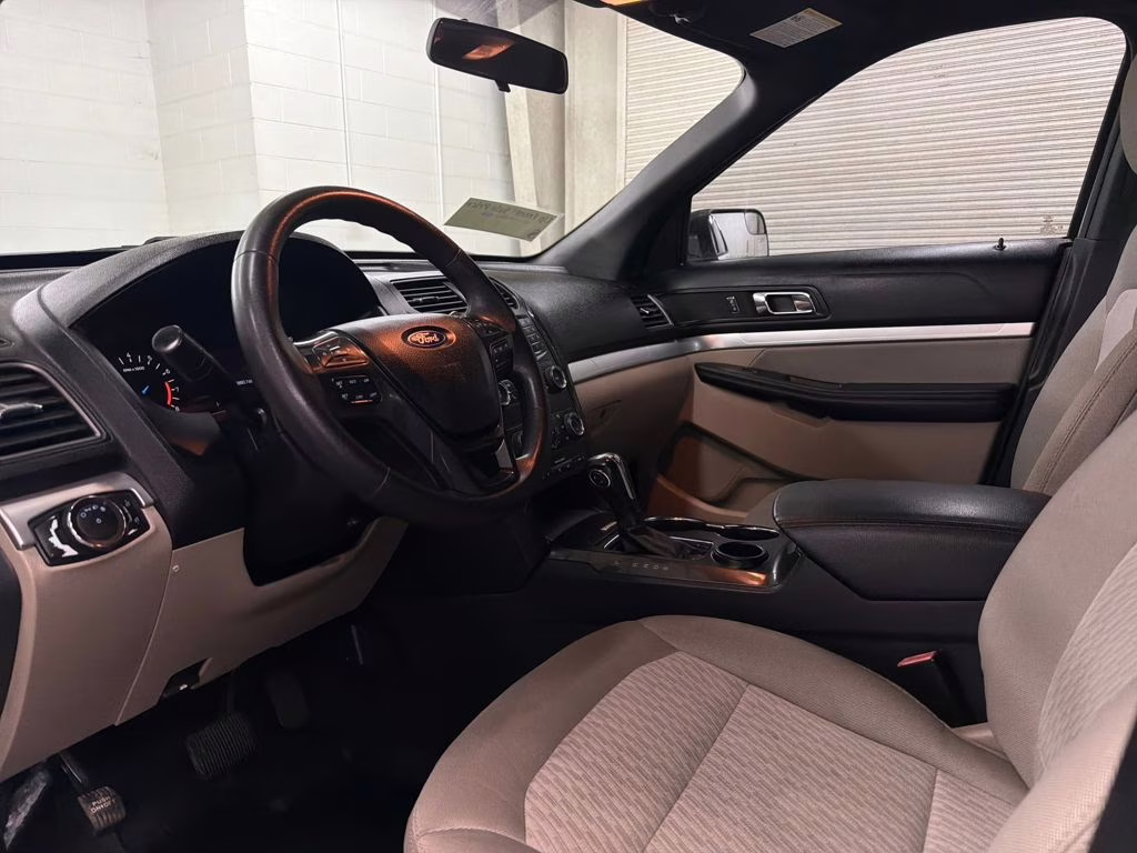2019 Oxford White Ford Explorer Base FWD SUV