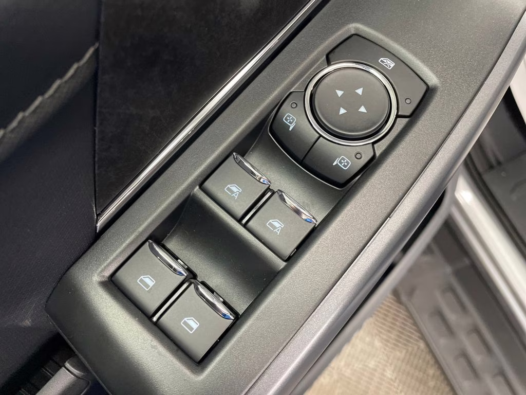 2025 ICONIC SILVER Ford F-150 Lightning Flash AWD Truck