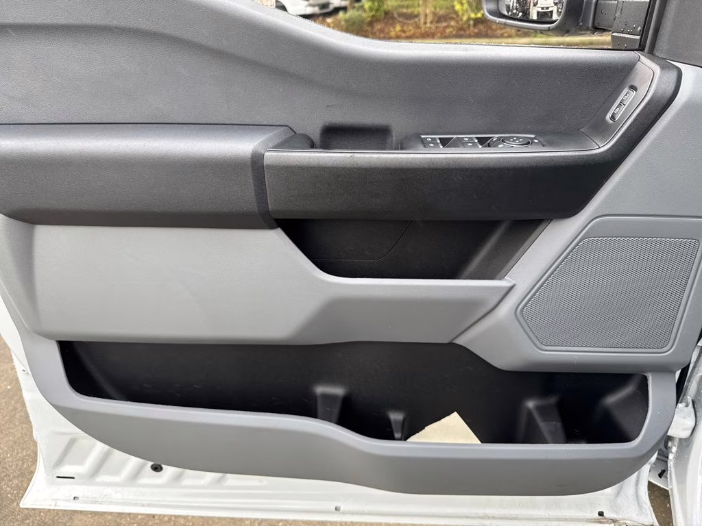 2025 Oxford White Ford Super Duty F-350 DRW XL RWD Chassis