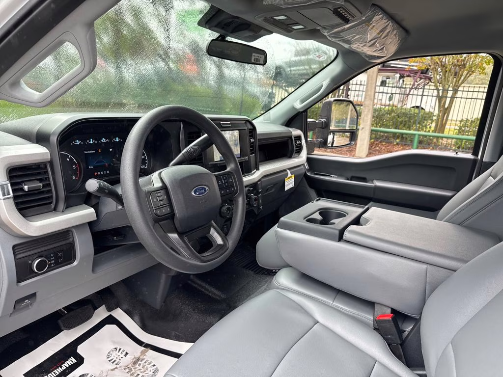 2025 Oxford White Ford Super Duty F-350 DRW XL RWD Chassis