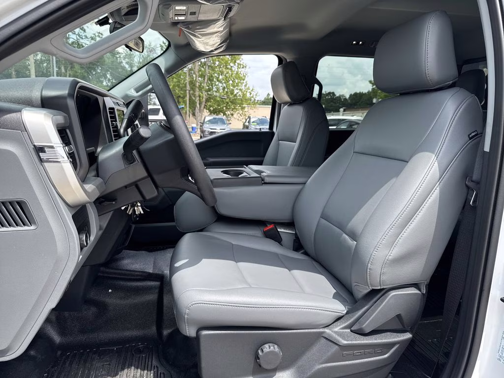 2025 Oxford White Ford Super Duty F-350 DRW XL 4X4 Chassis