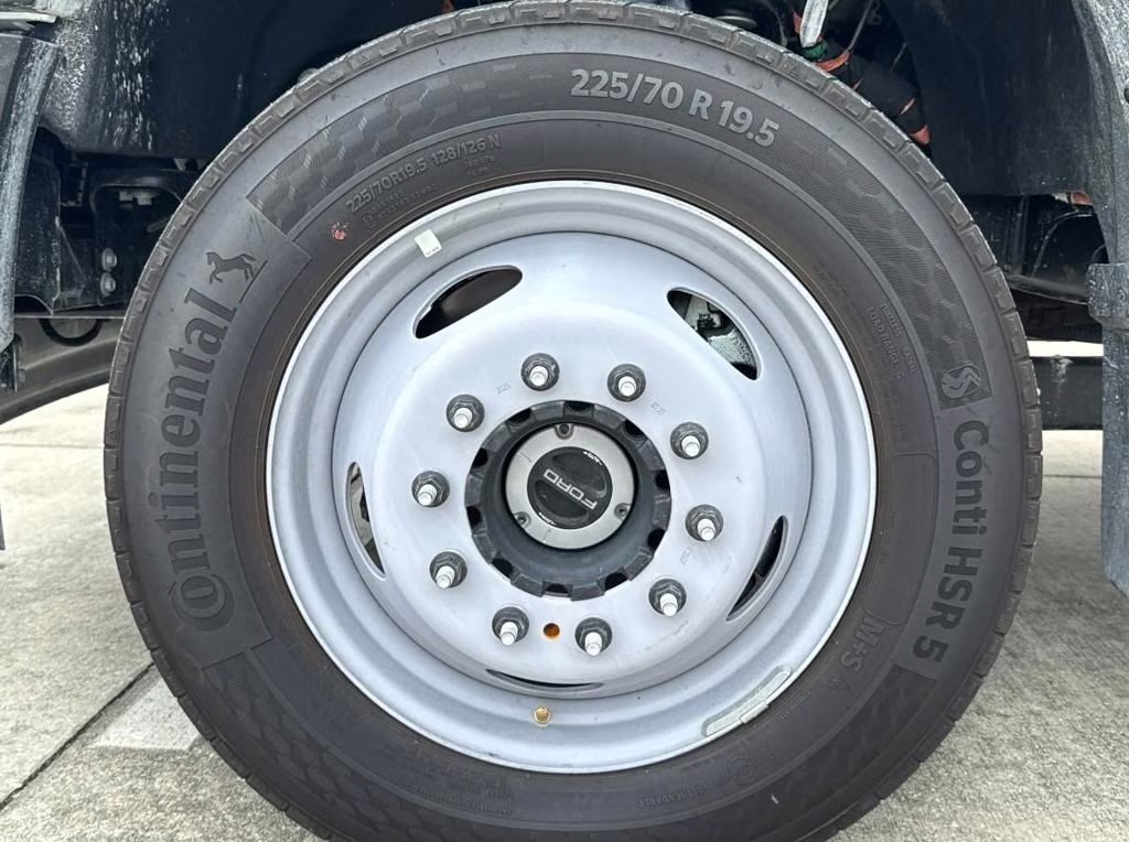 2025 Oxford White Ford Super Duty F-550 DRW XL 4X4 Chassis