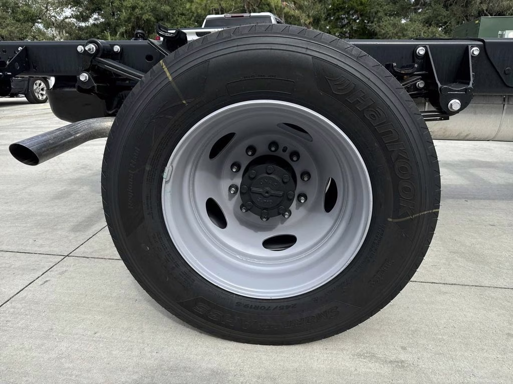 2024 Oxford White Ford Super Duty F-600 XL RWD Chassis