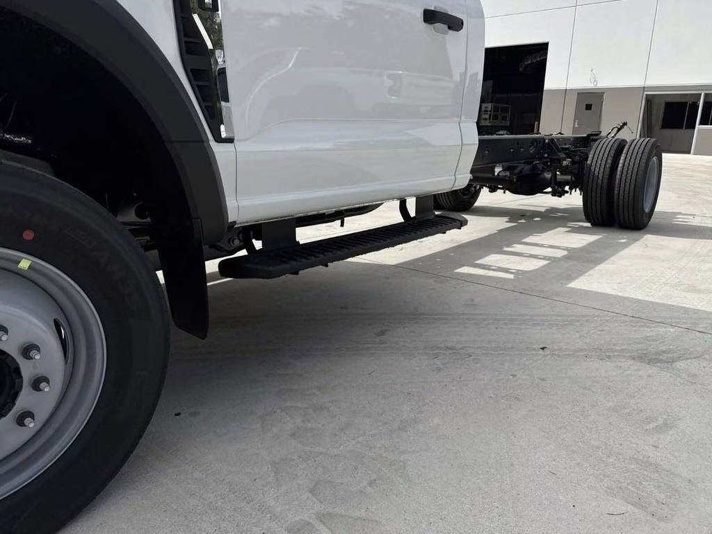 2024 Oxford White Ford Super Duty F-600 XL RWD Chassis