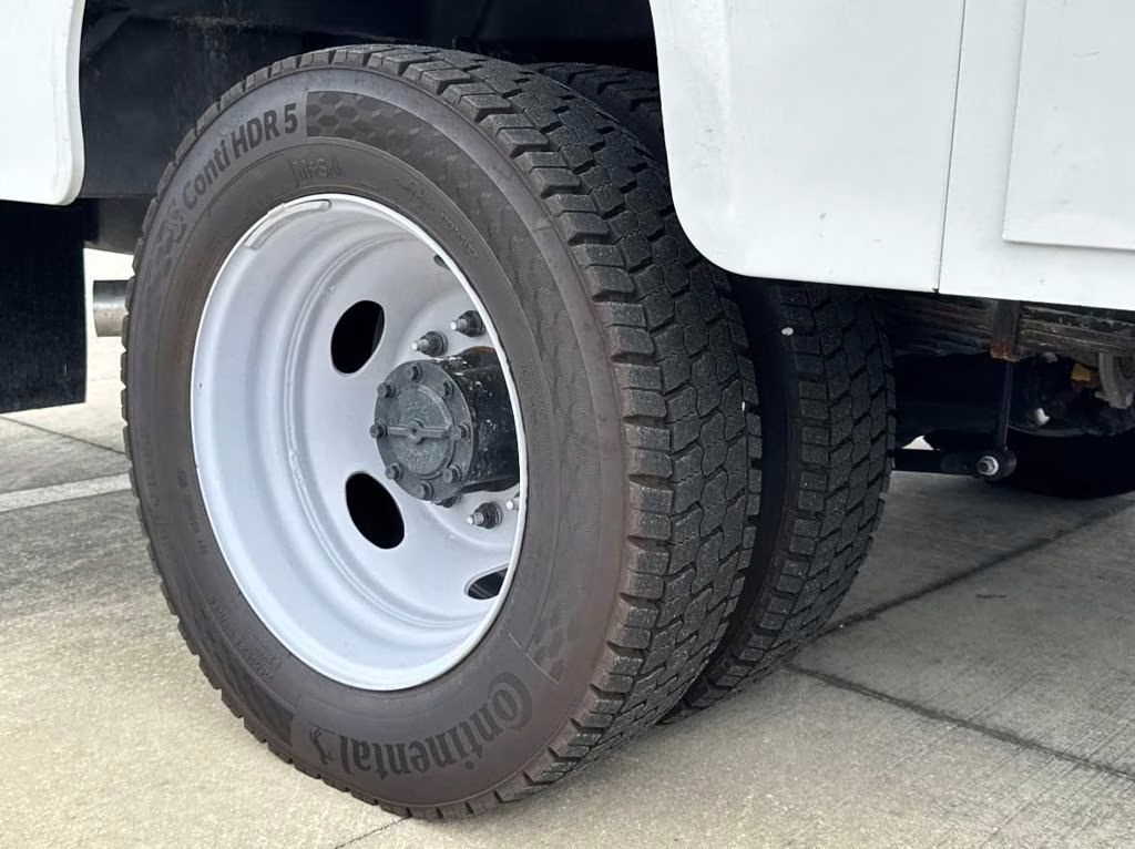 2025 Oxford White Ford Super Duty F-550 DRW XL 4X4 Chassis