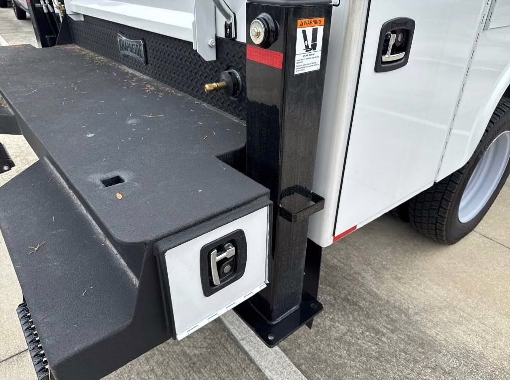 2025 Oxford White Ford Super Duty F-550 DRW XL 4X4 Chassis