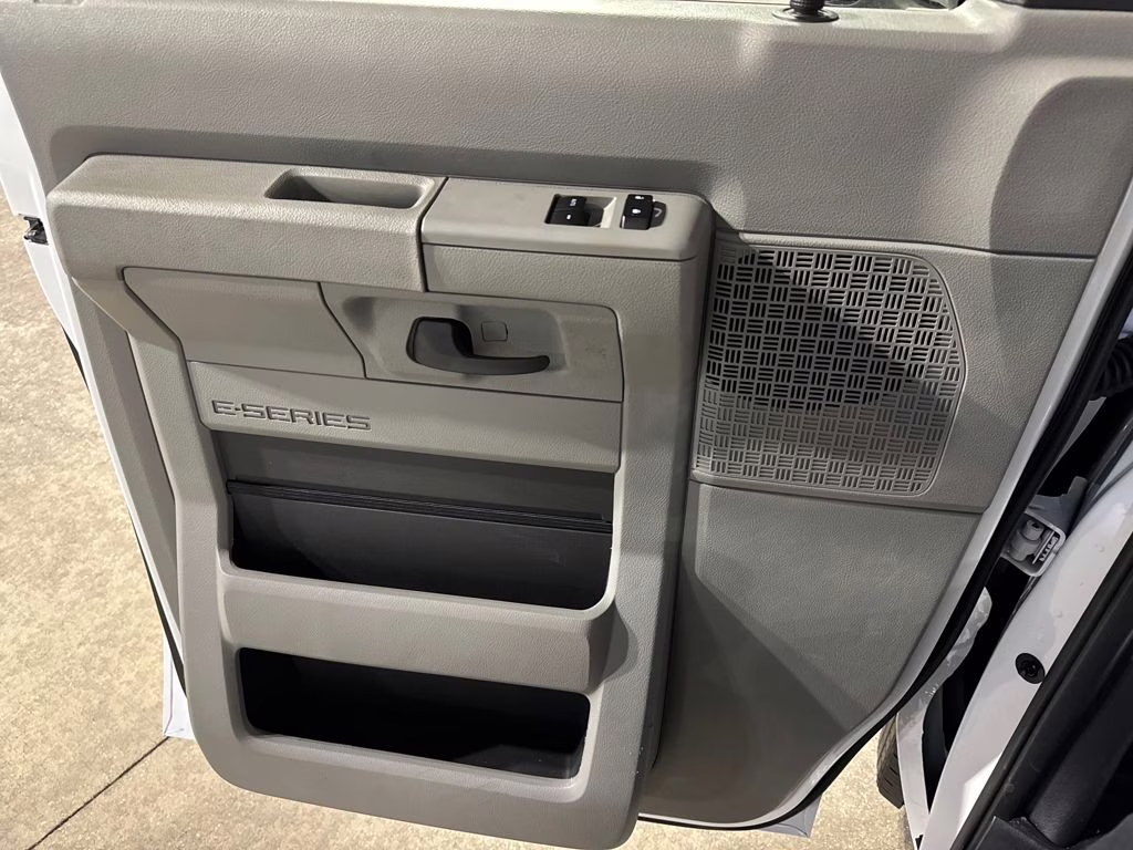 2026 Oxford White Ford E-350SD Base RWD Truck