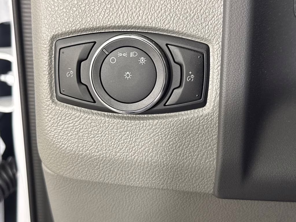 2026 Oxford White Ford E-350SD Base RWD Truck