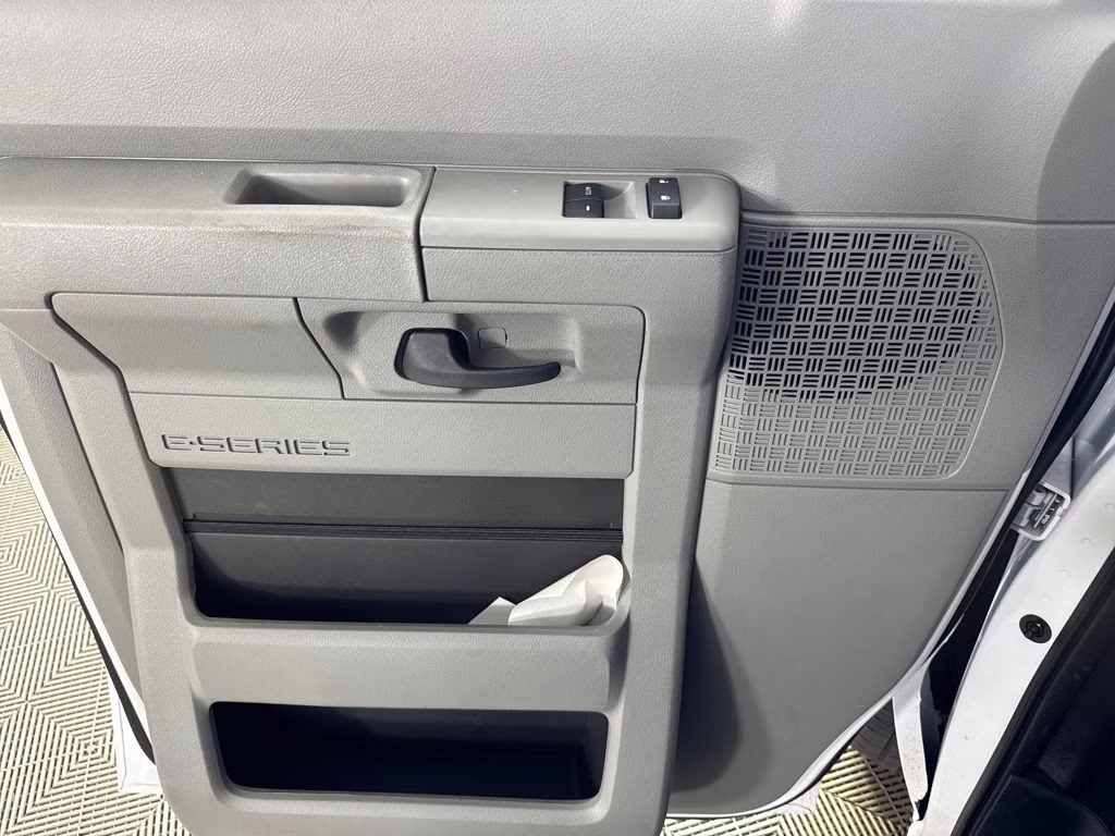 2026 Oxford White Ford E-350SD Base RWD Truck