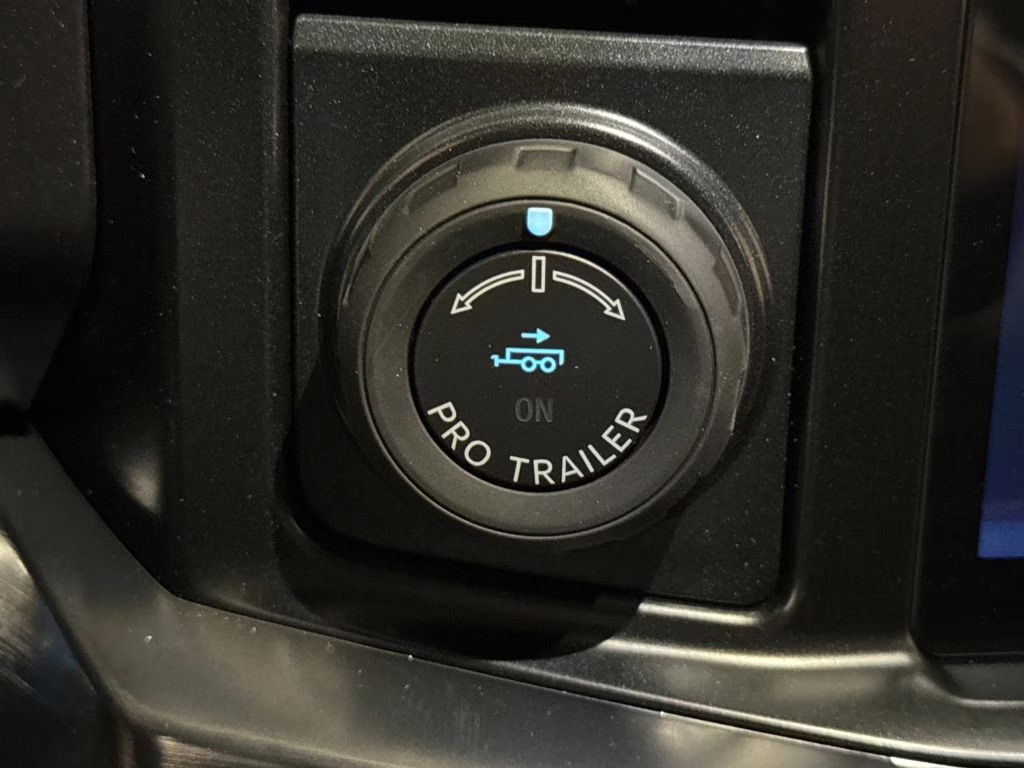 2026 Star White Metallic Tri-Coat Ford Super Duty F-350 SRW Lariat 4X4 Truck