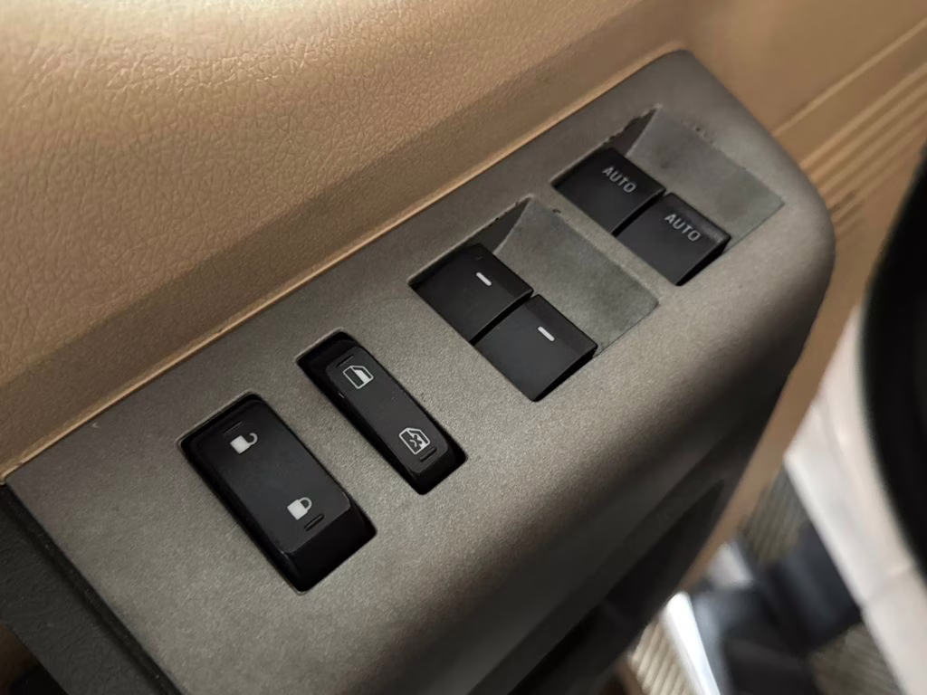 2016 White Platinum Metallic Tri-Coat Ford Super Duty F-350 DRW Lariat RWD Truck