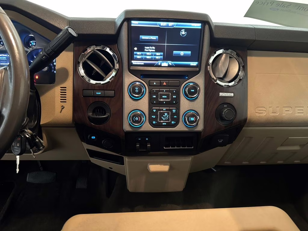 2016 White Platinum Metallic Tri-Coat Ford Super Duty F-350 DRW Lariat RWD Truck