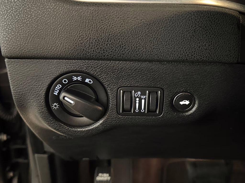 2017 Pitch Black Clearcoat Dodge Charger SE RWD Sedan