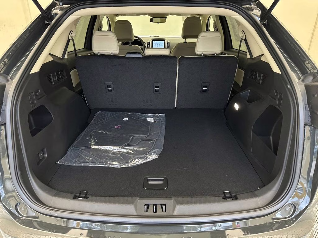 2024 Forged Green Metallic Ford Edge SE AWD SUV