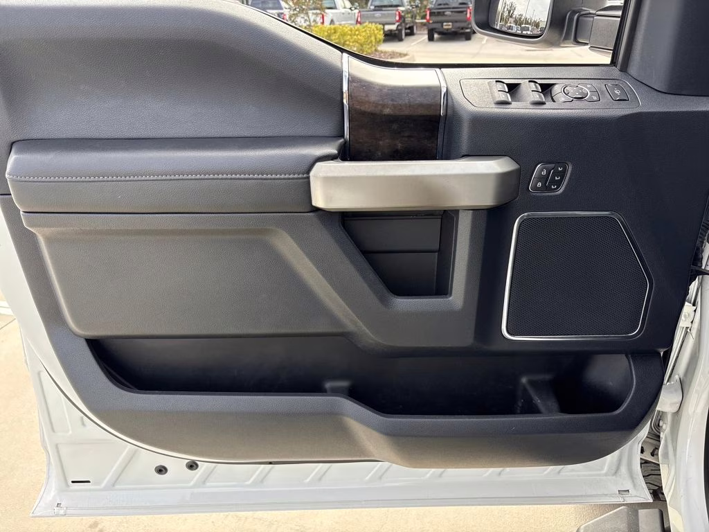 2022 White Metallic Ford Super Duty F-250 SRW Lariat 4X4 Truck