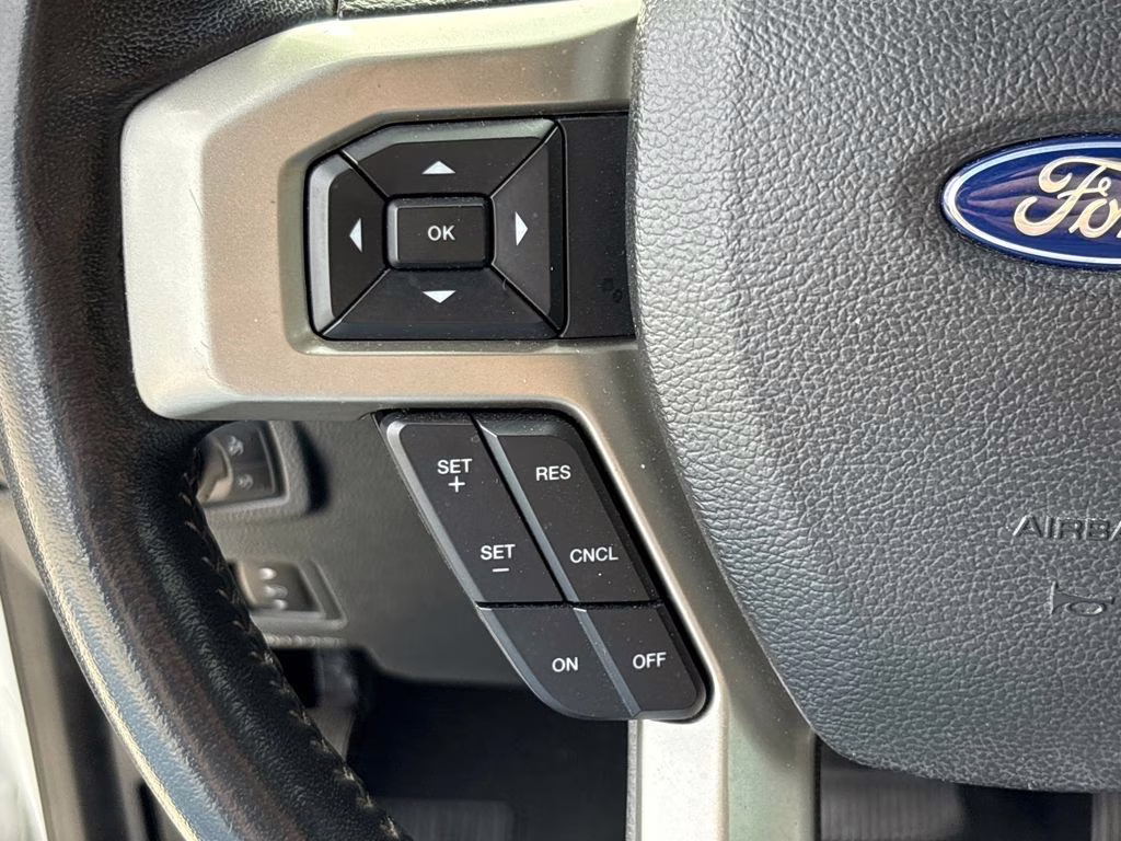 2022 White Metallic Ford Super Duty F-250 SRW Lariat 4X4 Truck